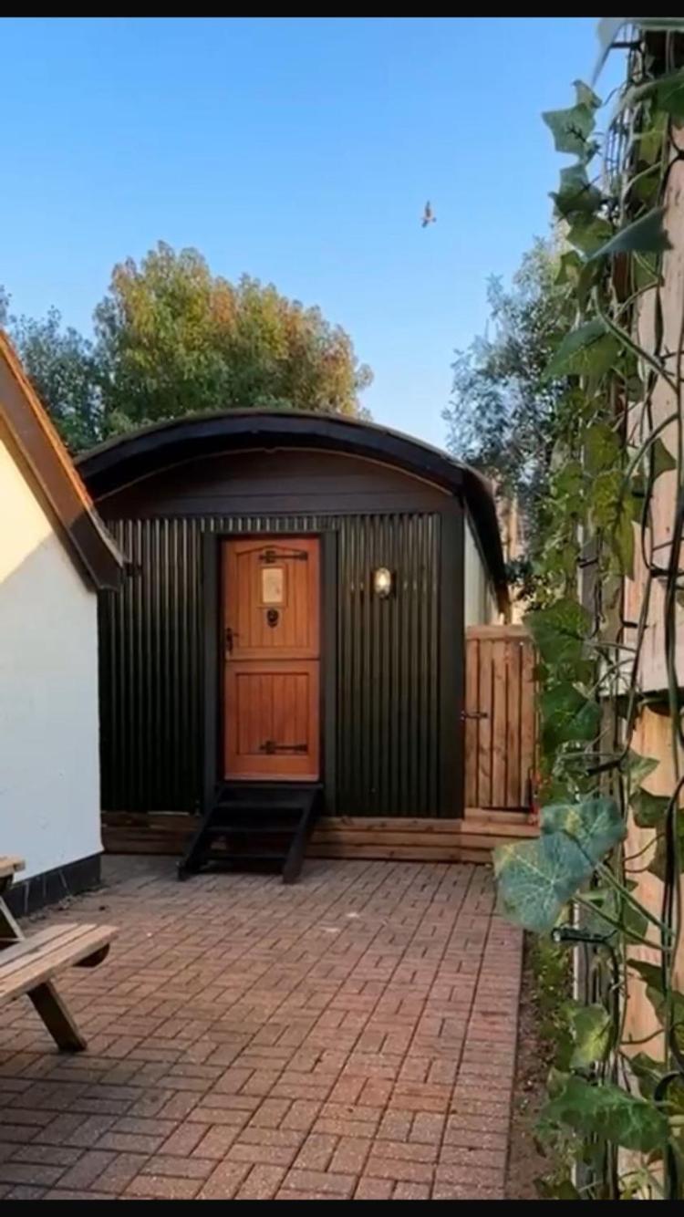 Отель The Holly Hut Burton  Экстерьер фото